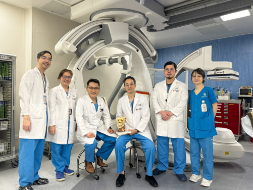港大醫學院及瑪麗醫院的疼痛管理團隊率先引入「經皮球囊壓迫術」，為無法或不願接受更具侵入性手術的慢性面部疼痛患者，提供嶄新治療選擇。黃守正醫生（右三）及陳智榮醫生（左三）與其他成員合照。
